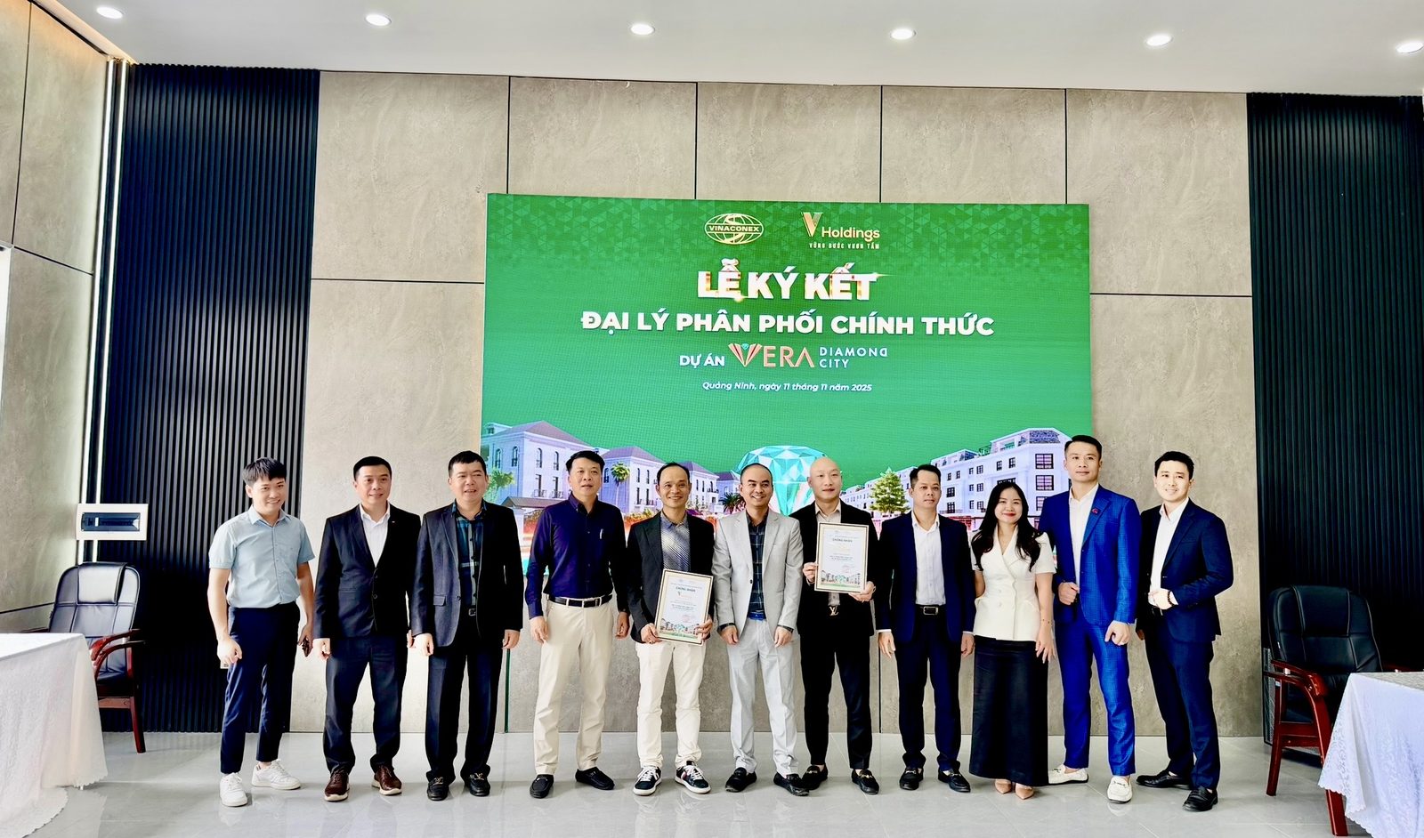 Đội ngũ kinh doanh Vuluxury tại sự kiện ký kết Vera Diamond City